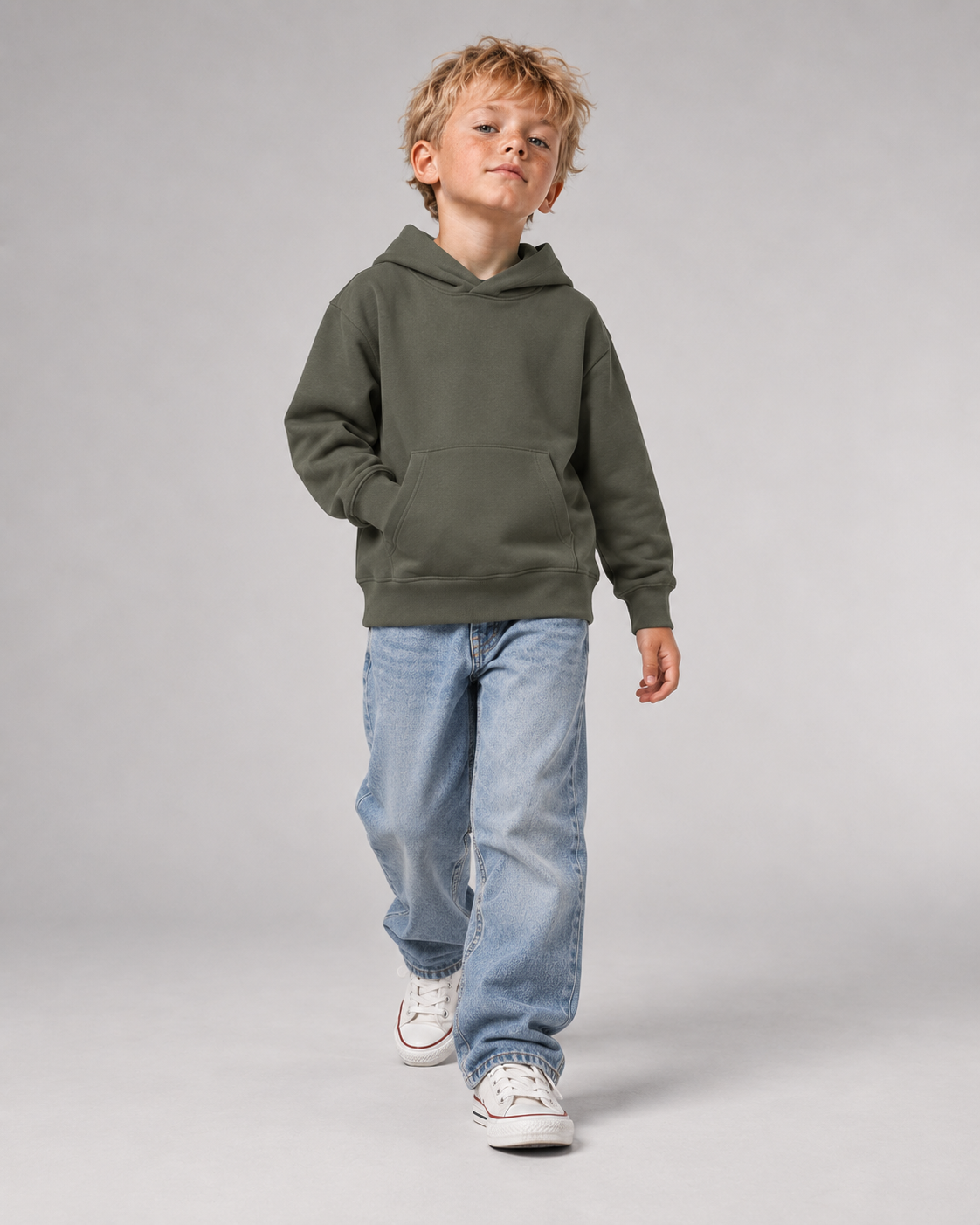 SCHULKIND CLUB 2027 Kids Hoodie – Organic Khaki – Frontansicht Fullbody