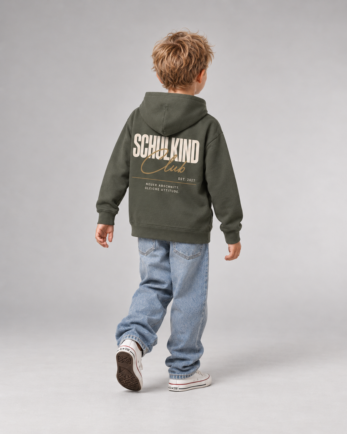SCHULKIND CLUB 2027 Kids Hoodie – Organic Khaki – Dreiviertel-Rückenansicht Fullbody