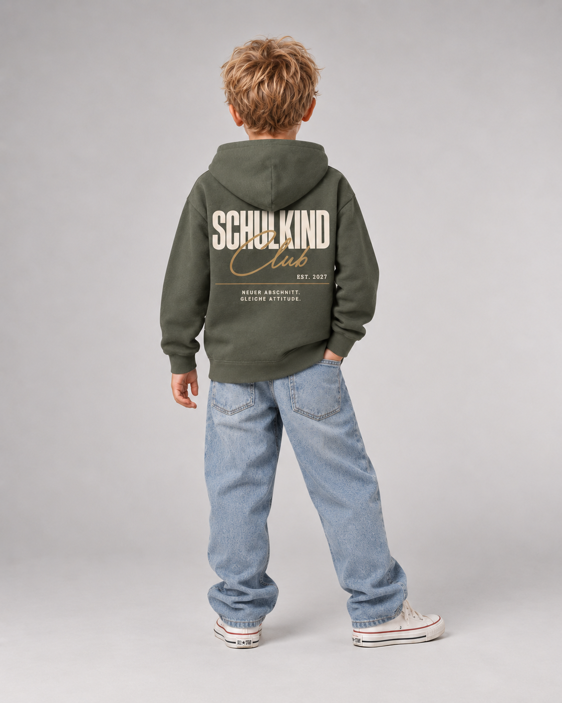 SCHULKIND CLUB 2027 Kids Hoodie – Organic Khaki – Rückenansicht Fullbody