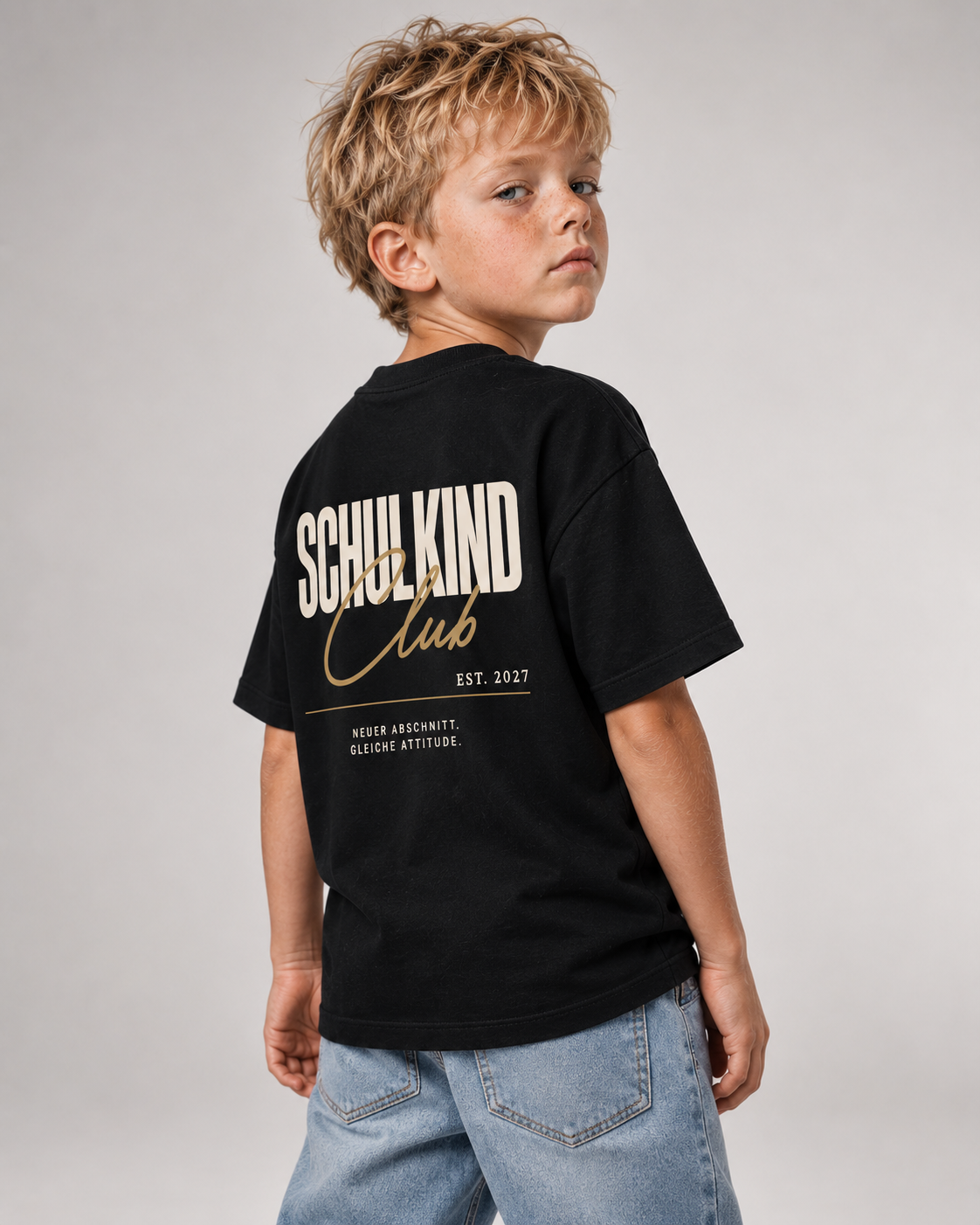 SCHULKIND CLUB 2027 Kids Shirt – Black – Dreiviertel-Rückenansicht
