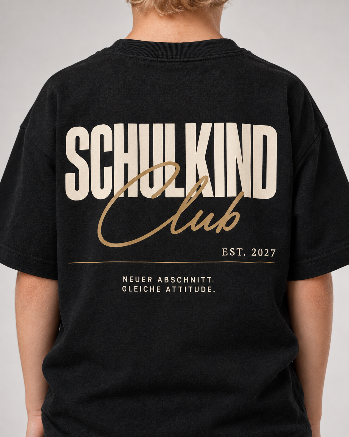 SCHULKIND CLUB 2027 Kids Shirt – Black – getragenes Printdetail