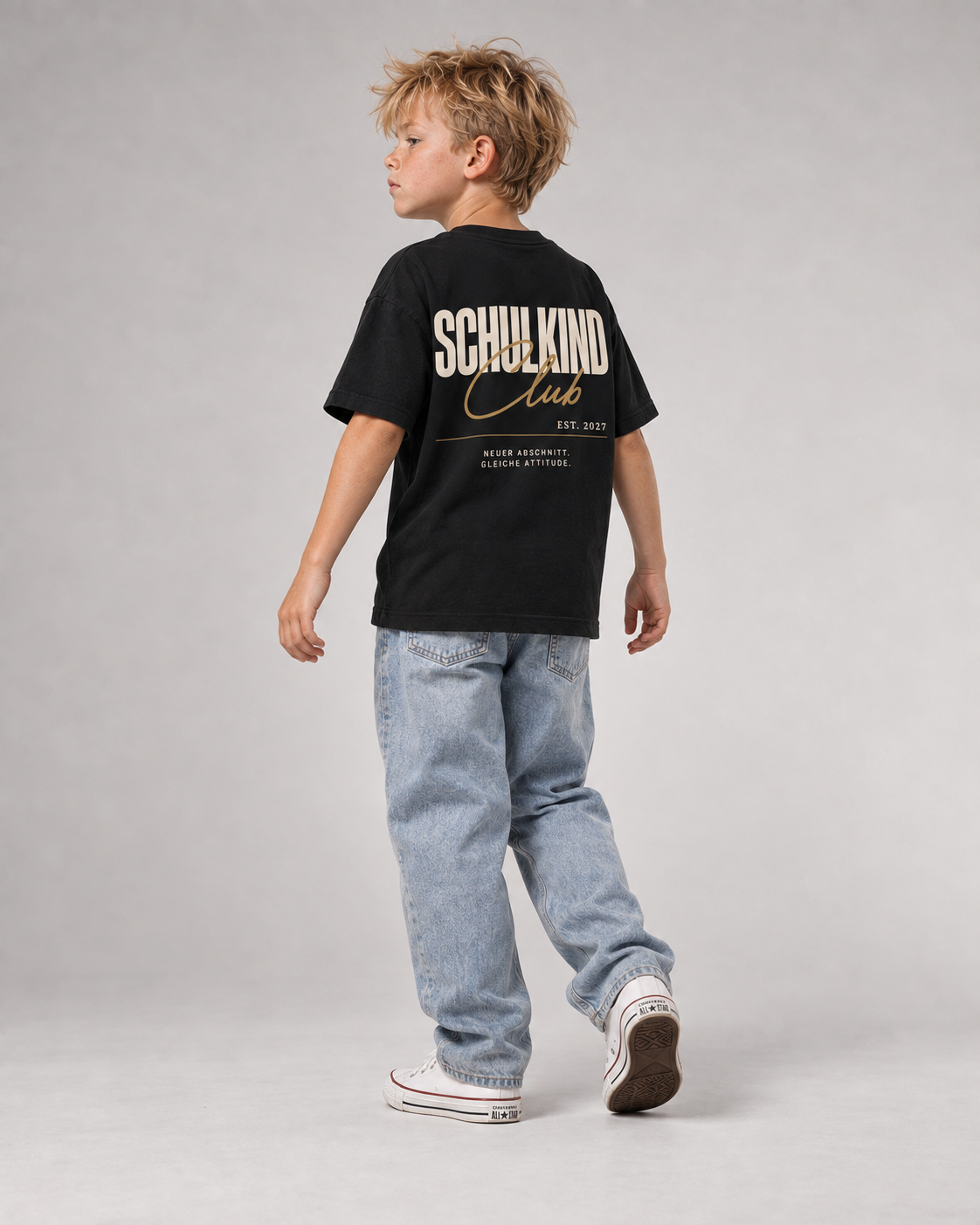 SCHULKIND CLUB 2027 Kids Shirt – Black – Dreiviertel-Rückenansicht Fullbody