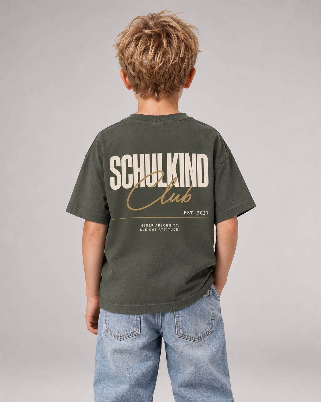 SCHULKIND CLUB 2027 Kids Shirt – Organic Khaki – Rückenansicht Halfbody