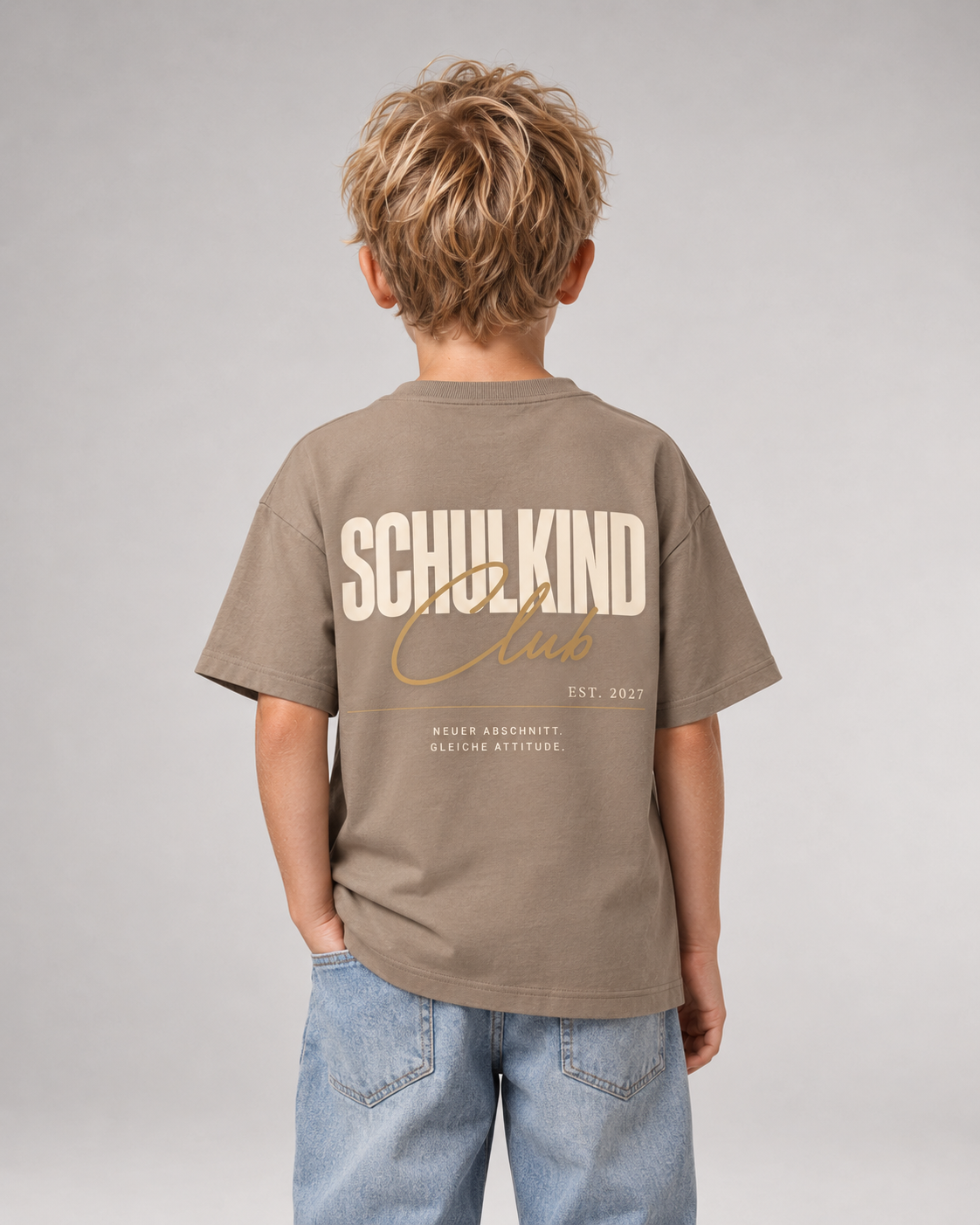 SCHULKIND CLUB 2027 Kids Shirt – Wet Sand – Rückenansicht Halfbody