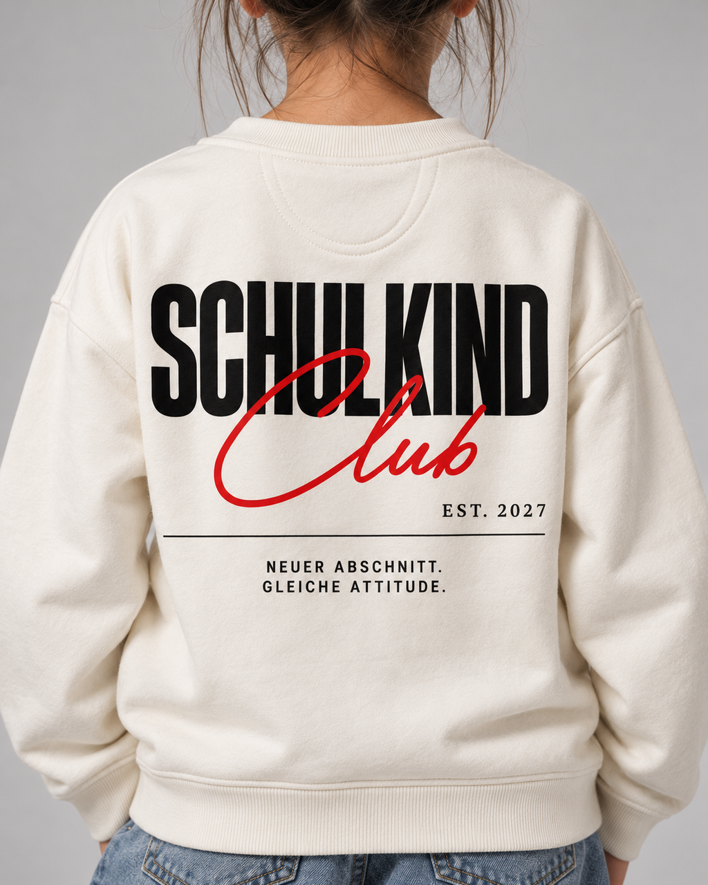 SCHULKIND CLUB 2027 Kids Sweater – Ivory – getragenes Printdetail