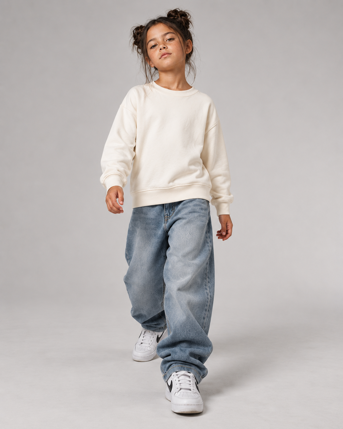 SCHULKIND CLUB 2027 Kids Sweater – Ivory – Frontansicht Fullbody