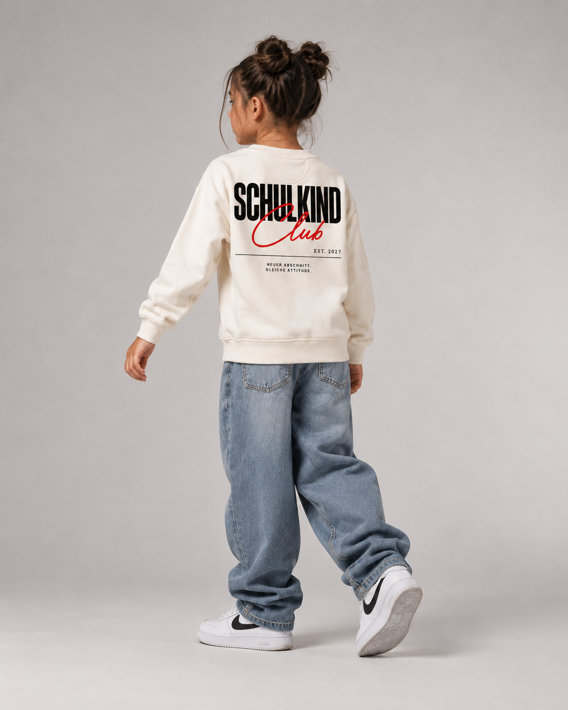 SCHULKIND CLUB 2027 Kids Sweater – Ivory – Dreiviertel-Rückenansicht Fullbody