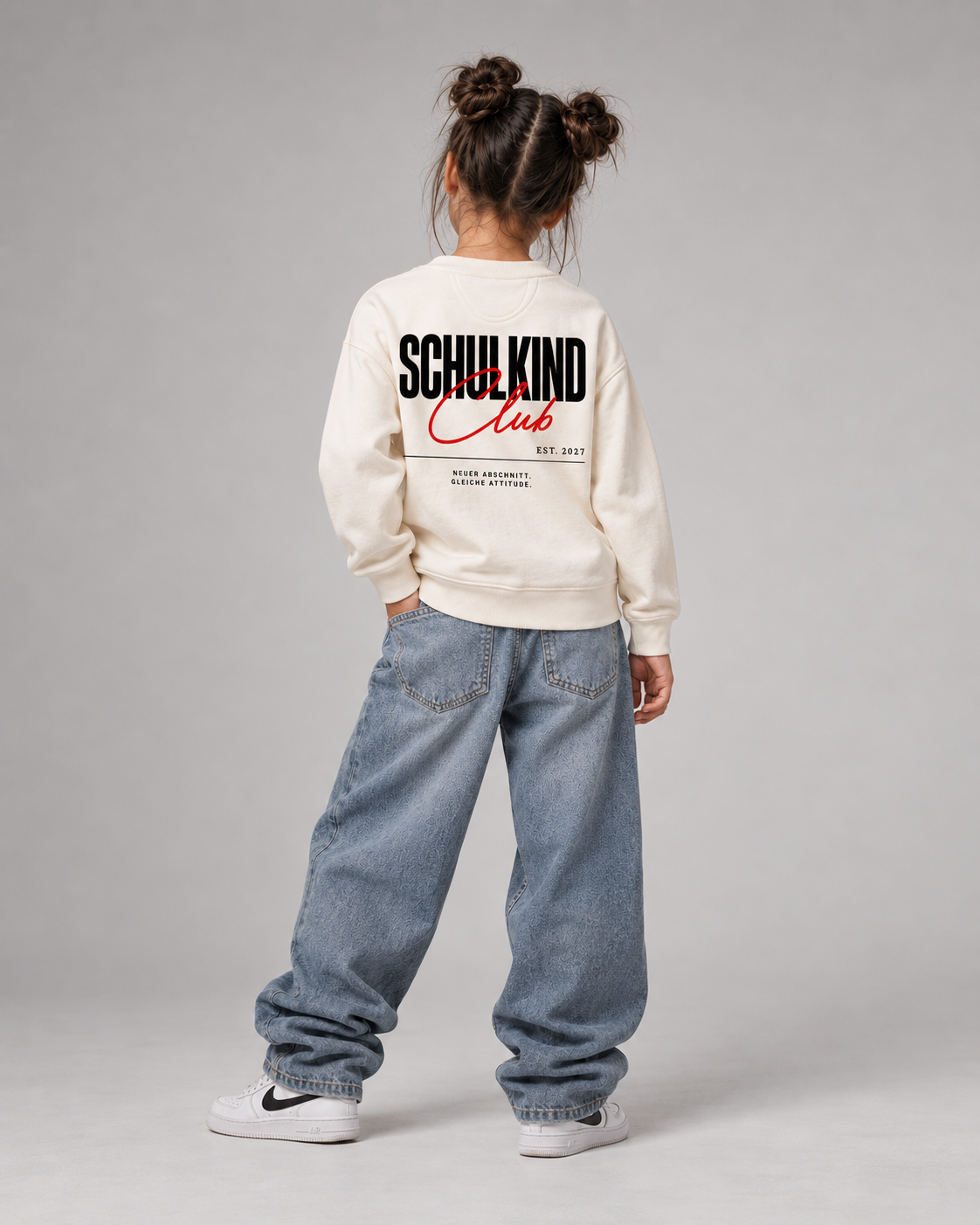 SCHULKIND CLUB 2027 Kids Sweater – Ivory – Rückenansicht Fullbody