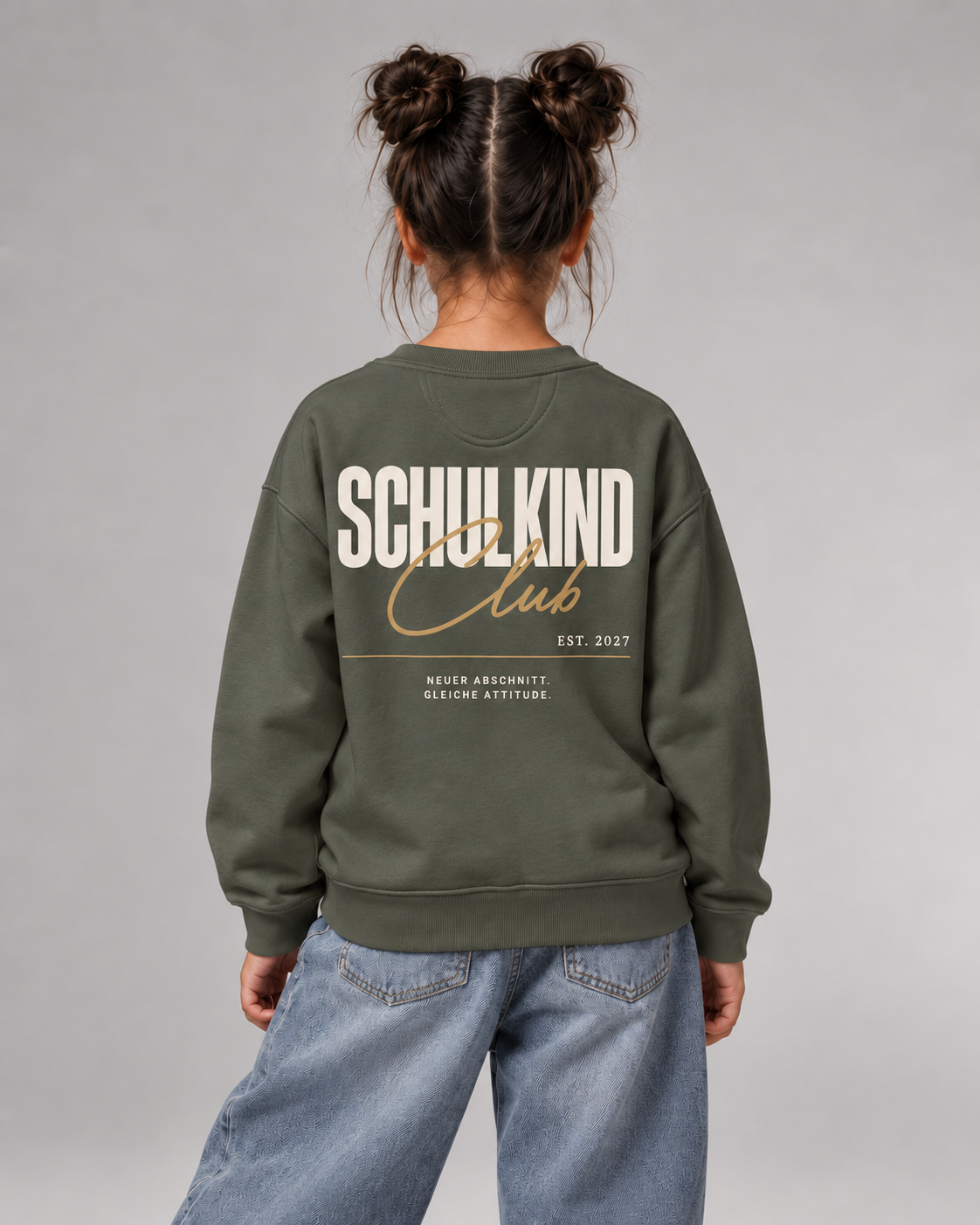 SCHULKIND CLUB 2027 Kids Sweater – Organic Khaki – Rückenansicht Halfbody