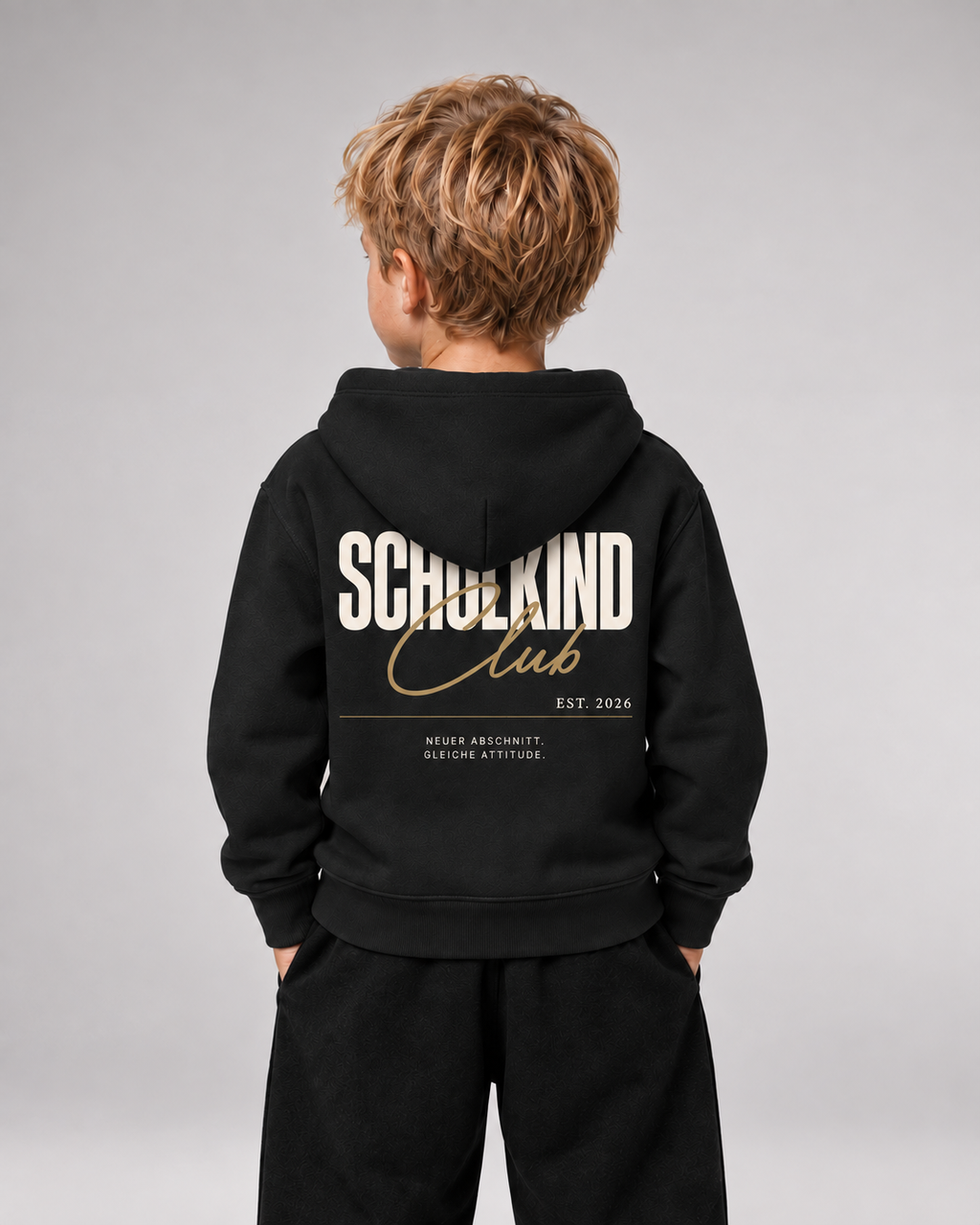 SCHULKIND CLUB 2026 Kids Hoodie Black – Rückenansicht getragen