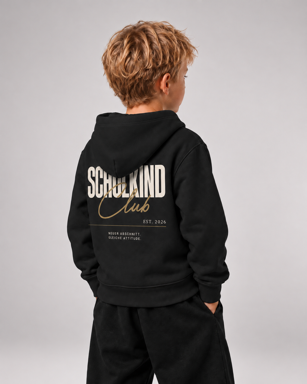 SCHULKIND CLUB 2026 Kids Hoodie Black – Dreiviertel-Rückenansicht