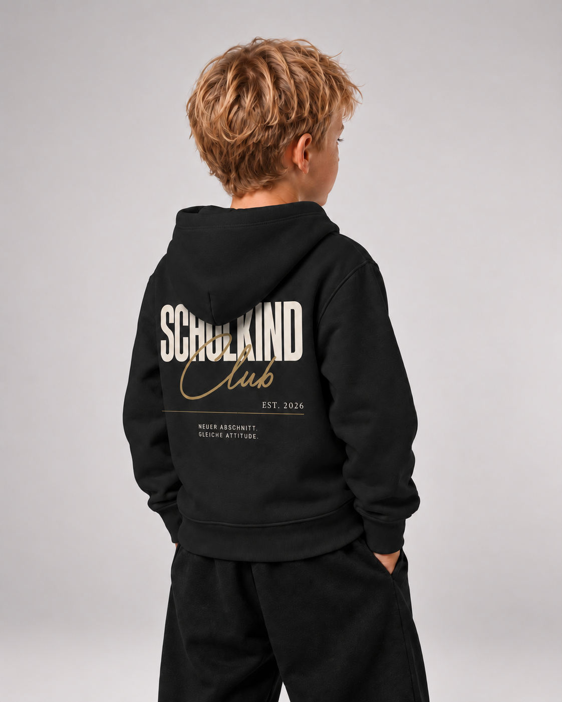 SCHULKIND CLUB 2026 Kids Hoodie Black – Dreiviertel-Rückenansicht
