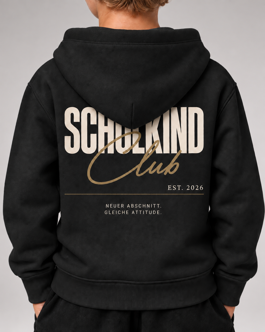 SCHULKIND CLUB 2026 Kids Hoodie Black – Printdetail getragen
