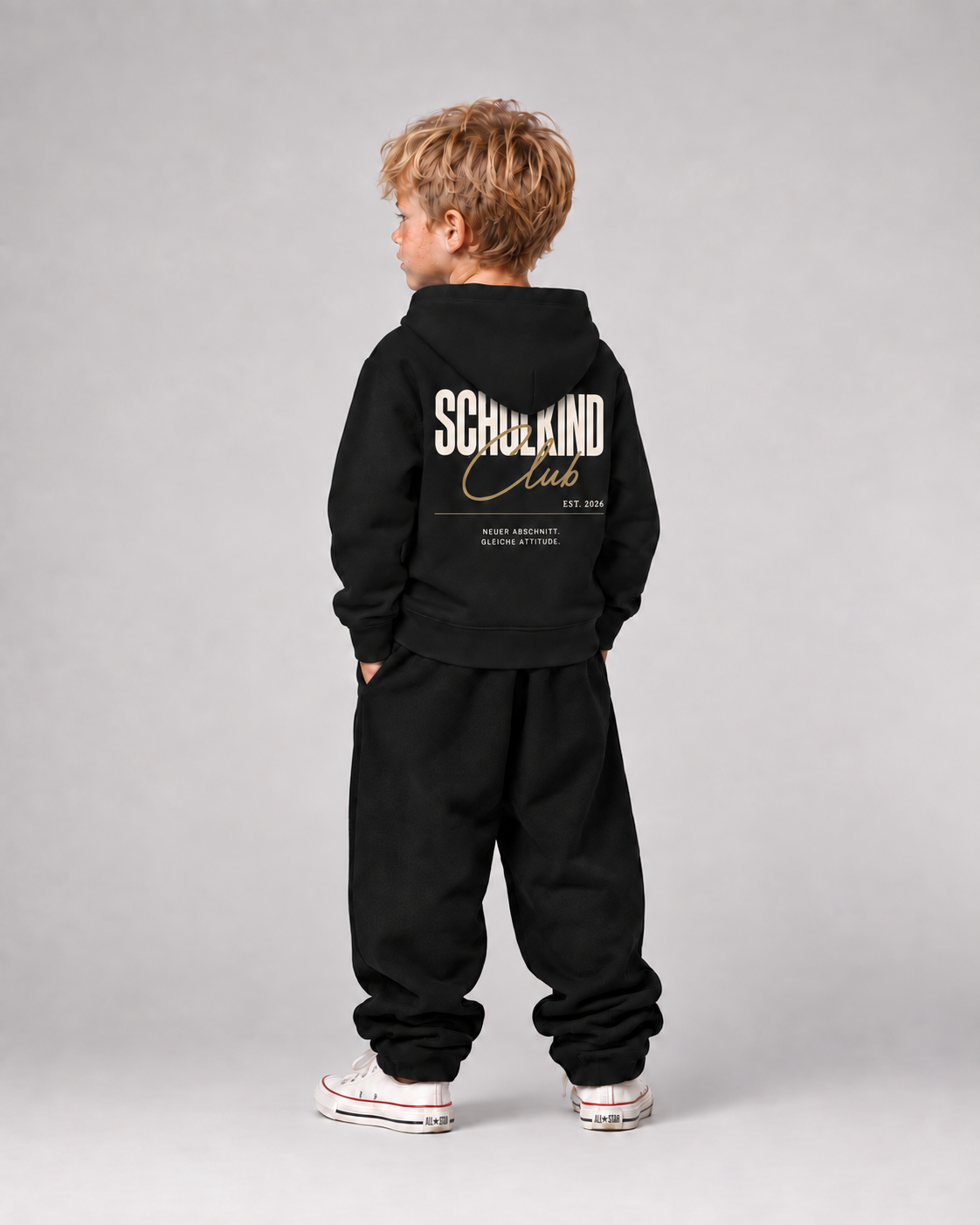 SCHULKIND CLUB 2026 Kids Hoodie Black – Dreiviertel-Rücken Fullbody