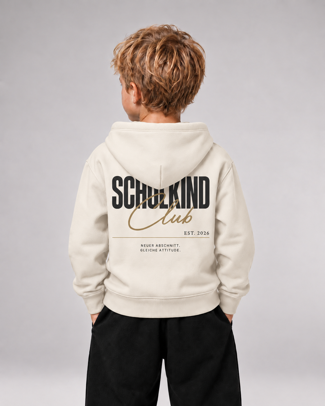 SCHULKIND CLUB 2026 Kids Hoodie Ivory – Rückenansicht getragen