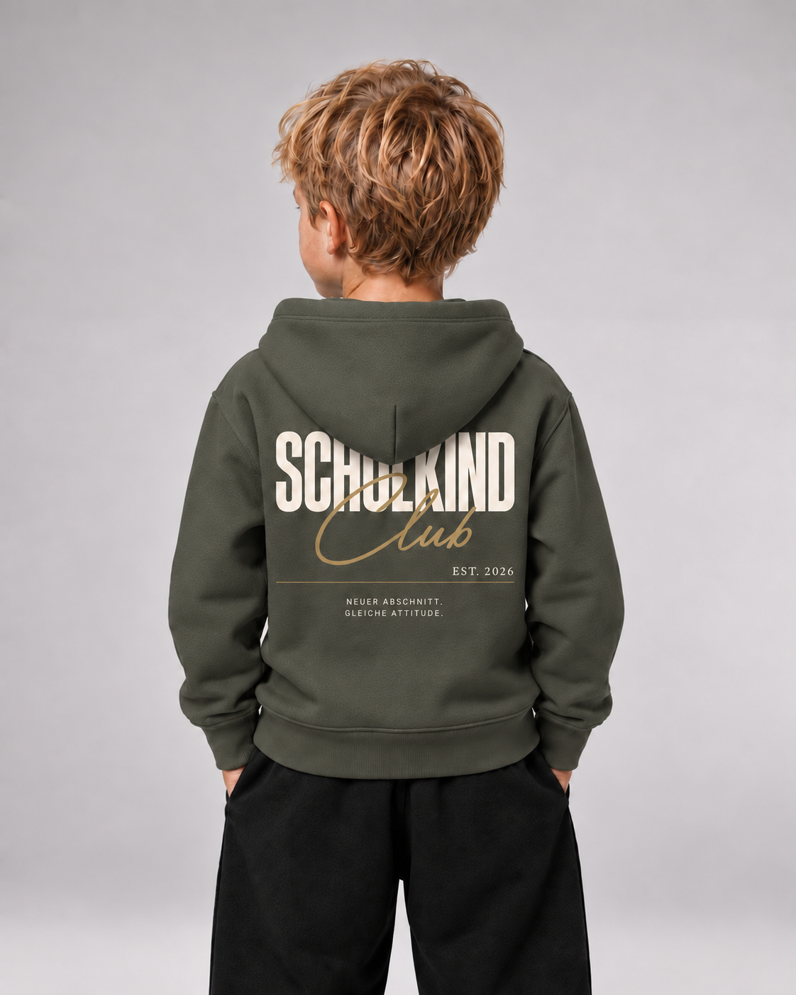 SCHULKIND CLUB 2026 Kids Hoodie Organic Khaki – Rückenansicht getragen