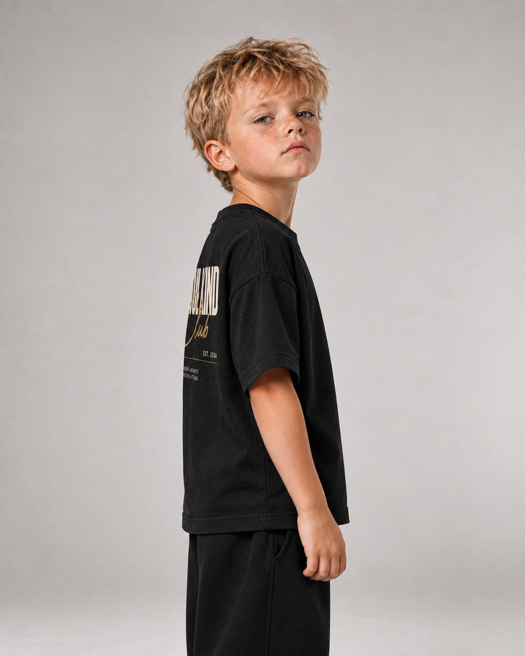 SCHULKIND CLUB Kids Shirt – Black – Seitenansicht Fit
