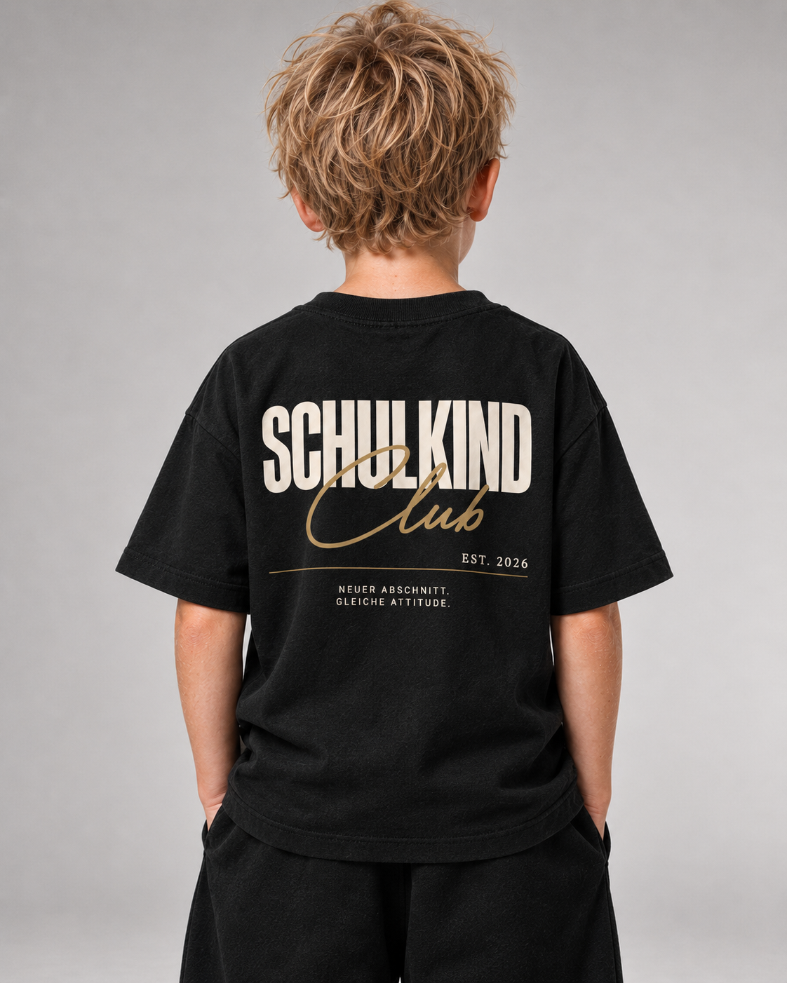 SCHULKIND CLUB Kids Shirt – Black – getragenes Printdetail