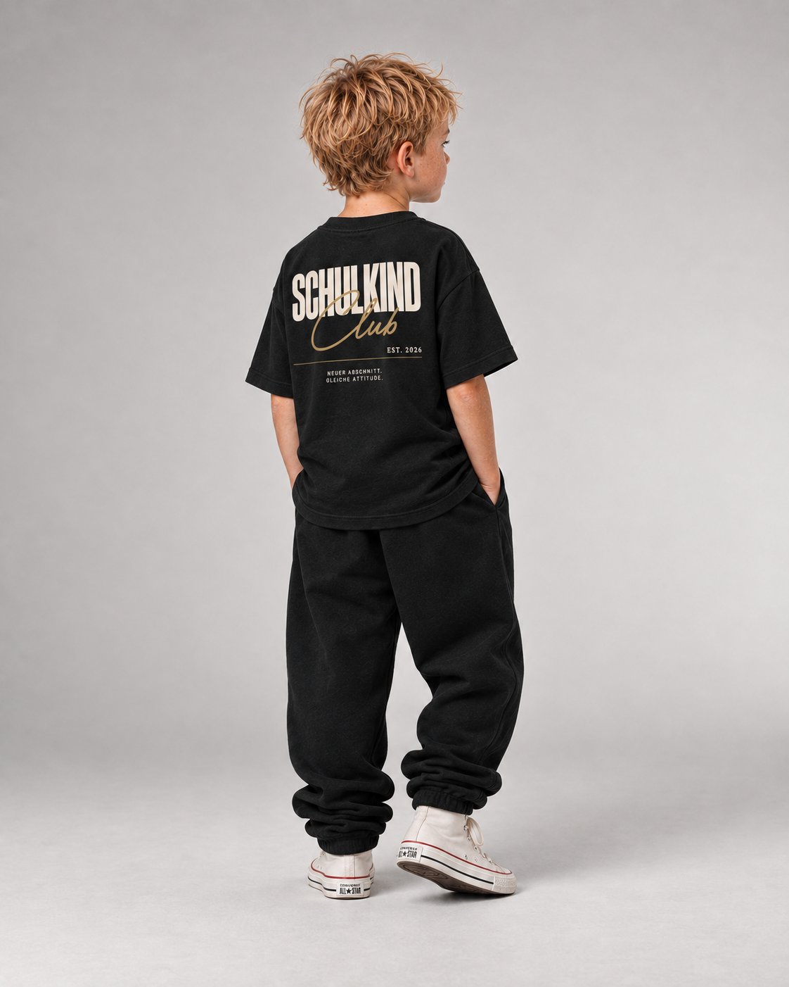 SCHULKIND CLUB Kids Shirt – Black – Dreiviertel-Rückenansicht Fullbody