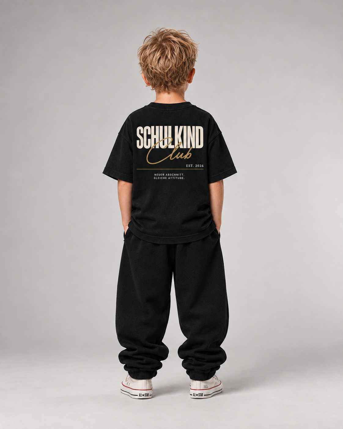 SCHULKIND CLUB Kids Shirt – Black – Rückenansicht Fullbody