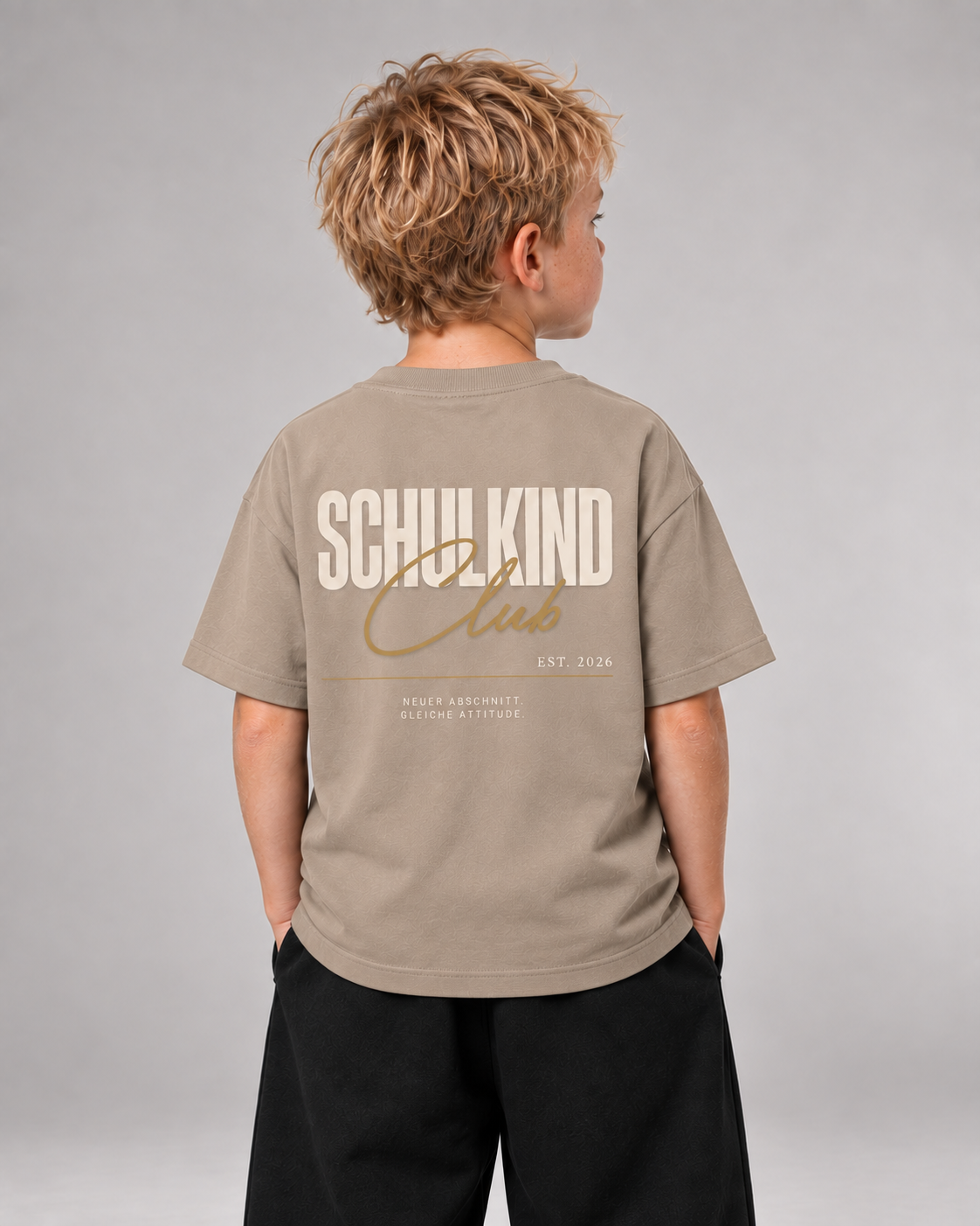 SCHULKIND CLUB Kids Shirt – Wet Sand – Rückenansicht Halfbody