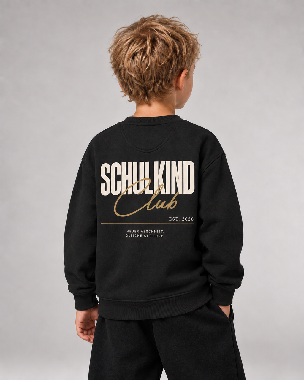 Junge trägt SCHULKIND CLUB 2026 Kids Sweater in Black – Rückansicht