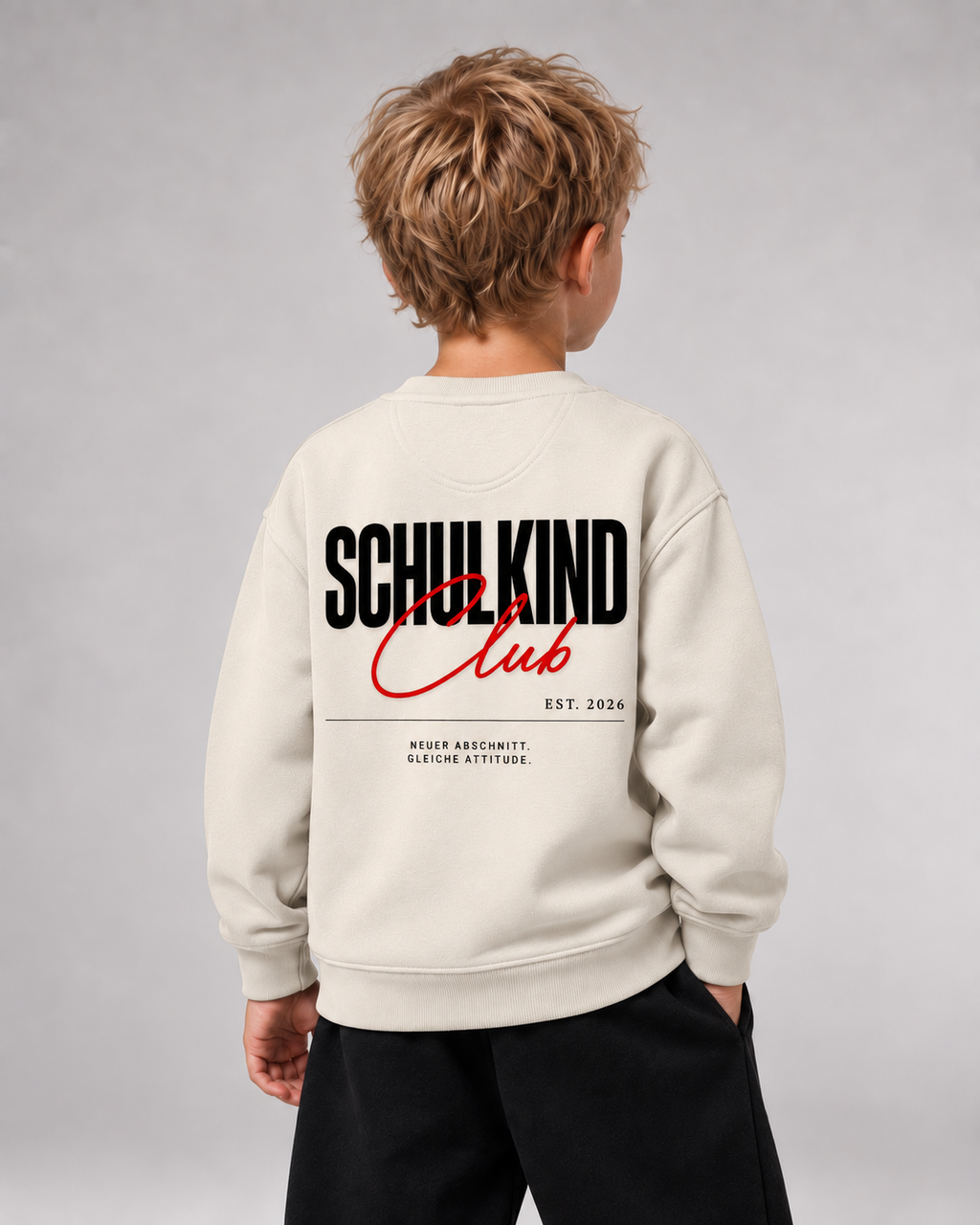 Junge trägt SCHULKIND CLUB 2026 Kids Sweater in Ivory – Rückansicht