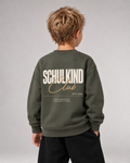 Junge trägt SCHULKIND CLUB 2026 Kids Sweater in Organic Khaki – Rückansicht