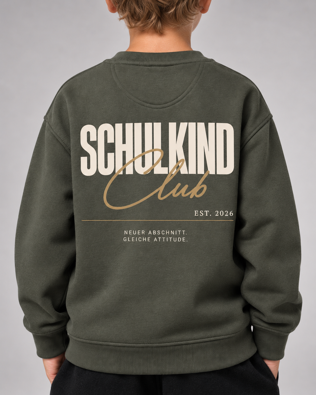 SCHULKIND CLUB 2026 Kids Sweater in Organic Khaki – getragenes Rückprint-Detail
