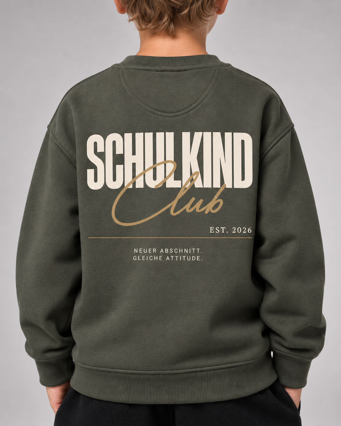 SCHULKIND CLUB 2026 Kids Sweater in Organic Khaki – getragenes Rückprint-Detail