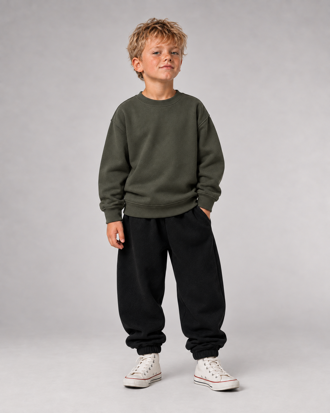 Junge trägt SCHULKIND CLUB 2026 Kids Sweater in Organic Khaki – Ganzkörper Vorderansicht